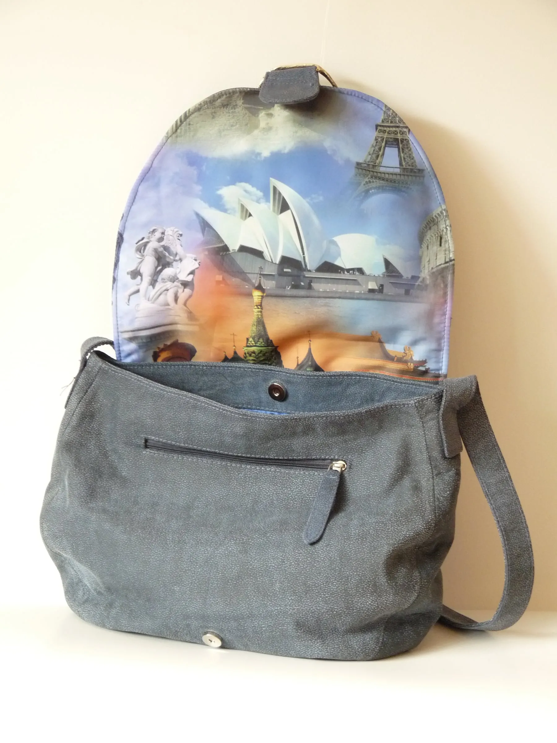 Grijze kleptas, opengeklapt met een print van het Sydney Opera House